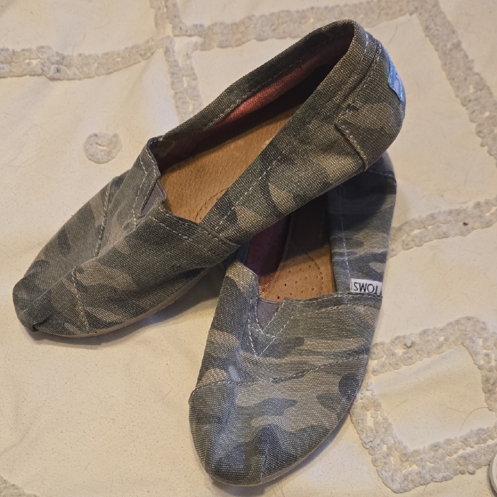 TOMS Women's Camouflage Slip-On Shoes 7